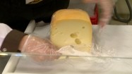 Rozpakowywanie żółtego sera z folii