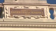 Burgtheater w Wiedniu - podpis pod pomnikiem cesarza Franciszka Józefa