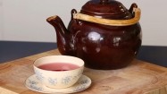 Dzbanek i czerwona herbata w filiżance