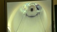 Pacjent wjeżdżający do komory pomiarowej rezonansu magnetycznego