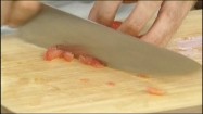 Krojenie pomidora w kostkę