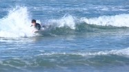 Mężczyzna na desce surfingowej