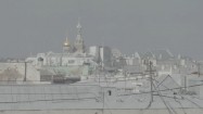 Dachy budynków i sobór Zmartwychwstania Pańskiego w Sankt Petersburgu
