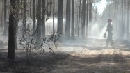 Dogaszanie pożaru w lesie