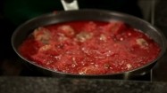 Nakładanie pulpetów w sosie pomidorowym do miseczki