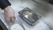 Wsypywanie granulatu srebra do foremki