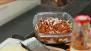Polewanie beszamelem zapiekanki z makaronem i sosem bolognese