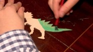 Dziecko kolorujące dinozaura