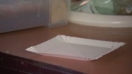 Układanie kromek chleba na papierowym talerzyku