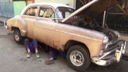Naprawa starego samochodu na Kubie