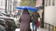 Ludzie z parasolami