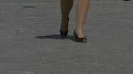Kobieta w butach na obcasie