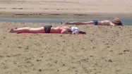 Kobiety opalające się na plaży
