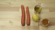 Marchewki, cytryna, olej i miód na kuchennym blacie