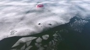 Ćwiczenia ratowników na zamarzniętym jeziorze