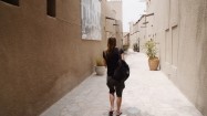 Kobieta idąca ulicą Dubaju