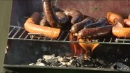 Kiełbasy i kaszanki na grillu