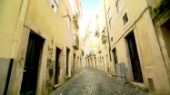 Kamienice i wąska uliczka w Lizbonie