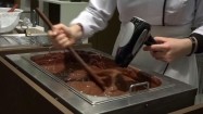 Mieszanie czekolady w bemarze