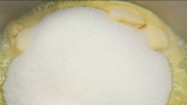 Wsypywanie cukru do rozgrzanego masła