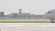 Samolot kołujący po płycie lotniska