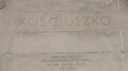 Napis pod pomnikiem Tadeusza Kościuszki w Chicago