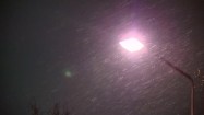 Opady śniegu widziane w świetle latarni