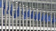 Flagi Unii Europejskiej na masztach przed gmachem Komisji Europejskiej
