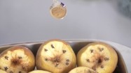 Posypywanie jabłek cynamonem