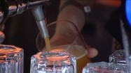 Nalewanie piwa do szklanki
