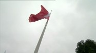 Flaga Polski powiewająca na wietrze