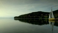 Żaglówka na jeziorze