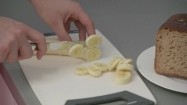 Krojenie banana w plasterki