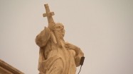 Figura świętego na kolumnadzie w Watykanie