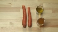 Marchewka, olej oraz słoik z miodem na blacie