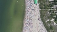 Tłumy ludzi na plaży