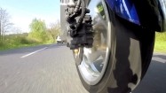 Koło motocykla w trakcie jazdy