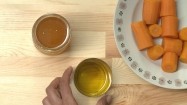 Miód, olej i marchewka na blacie