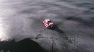 Poduszkowiec ratunkowy na jeziorze