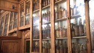 Wystawa - stare butelki w gablocie