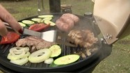Mięso, kiełbaski i warzywa na grillu