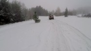 Samochód terenowy jadący zaśnieżoną drogą