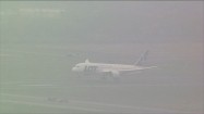 Samolot lądujący we mgle