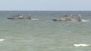 Łodzie wojskowe na morzu