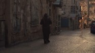 Muzułmanka idąca ulicą