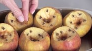 Wydrążone jabłka z goździkami