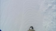 Człowiek idący po śniegu