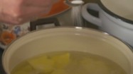 Solenie ziemniaków w garnku
