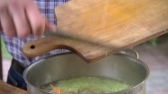 Wrzucanie marchewki do wrzątku i krojenie selera