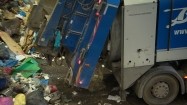 Śmieciarka wysypująca odpady